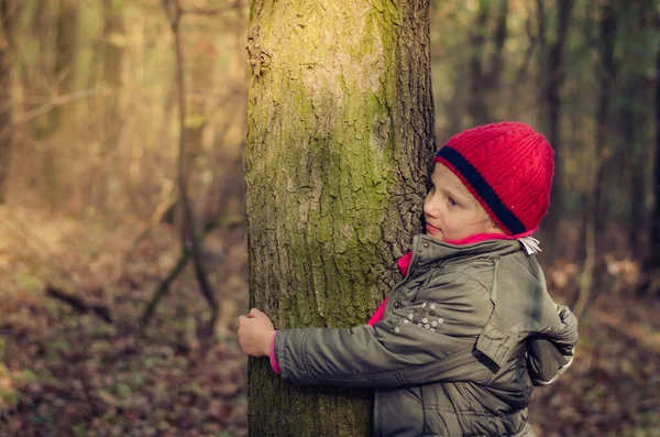 Schattig Kaukasisch Meisje Ontspannen Contact Met Bomen Natuur Heldere Zonnige — Stockfoto