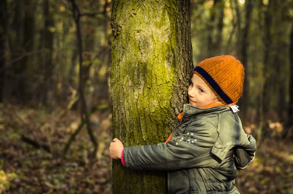 Schattig Kaukasisch Meisje Ontspannen Contact Met Bomen Natuur Heldere Zonnige — Stockfoto