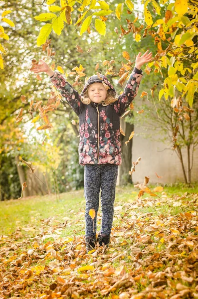 Herbstfarbe Niedliches Mädchen Das Spaß Mit Orangen Blättern Hat — Stockfoto