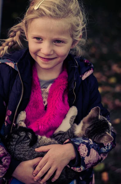 Portrait Fille Blonde Avec Chat Domestique Mignon — Photo