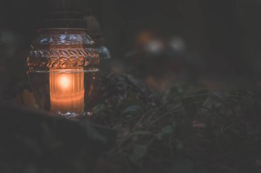 Mezarlıkta gece sihirli atmosferi olan cenaze konsepti