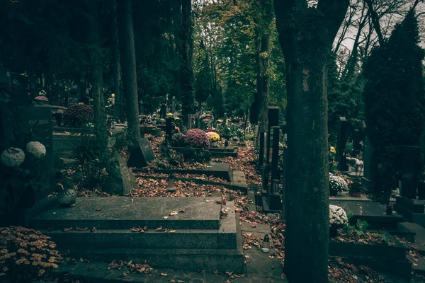 Bestattungskonzept Mit Blumen Und Kerzen Grab Auf Dem Friedhof — Stockfoto