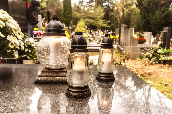 Conceito Funeral Com Flores Velas Sepultura Cemitério — Fotografia de Stock