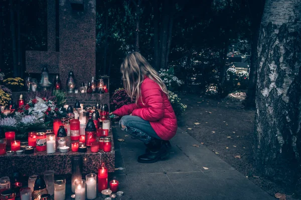 Klein Schattig Meisje Het Aansteken Van Kaarsen Begraafplaats Tijdens Allerheiligen — Stockfoto