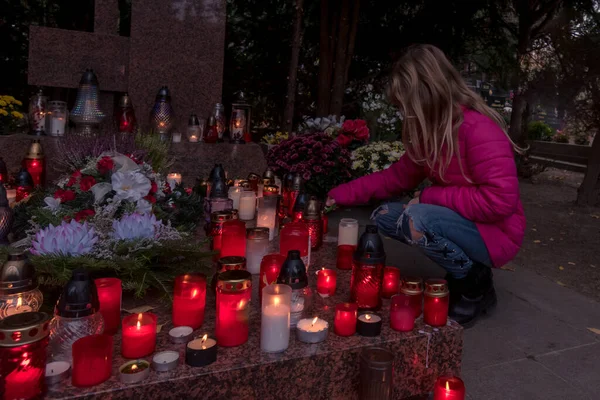 Pouco Bonito Menina Acender Velas Cemitério Durante Todos Santos Dia — Fotografia de Stock