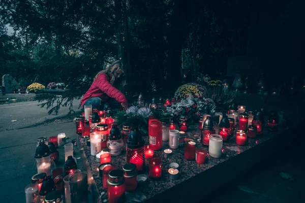 Kalóriaszegény Mindenszentek Napja Gyertyákkal Virágokkal Dekorációkkal Éjszaka Temetőben — Stock Fotó