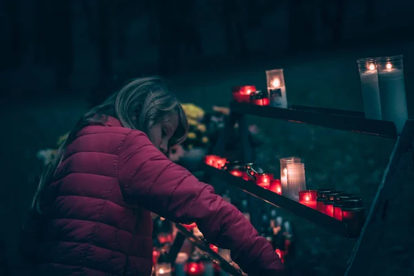 Niña Linda Encendiendo Velas Cementerio Durante Día Todos Los Santos — Foto de Stock