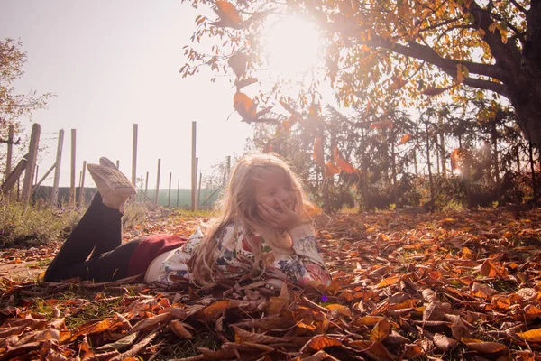 Lovely Girl Long Blond Hair Having Happy Afternoon Beautiful Autumn — Stock Photo, Image