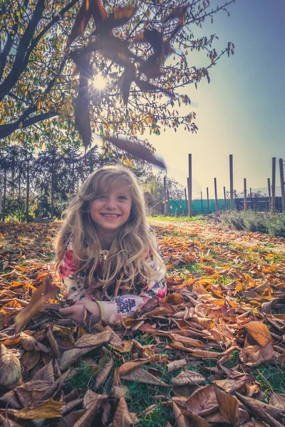 Orange Gelb Und Blau Des Herbstes Goldener Stunde Mit Kind — Stockfoto