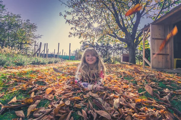 Sonbaharın Turuncu Sarı Mavi Renkleri Ile Altın Saatinde Çocuğun Büyülü — Stok fotoğraf