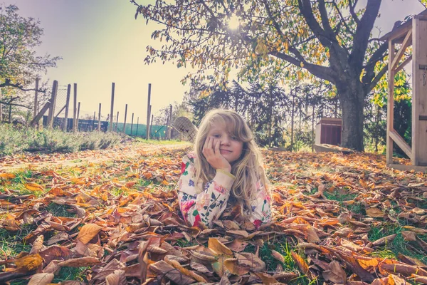 Orange Gelb Und Blau Des Herbstes Goldener Stunde Mit Kind — Stockfoto