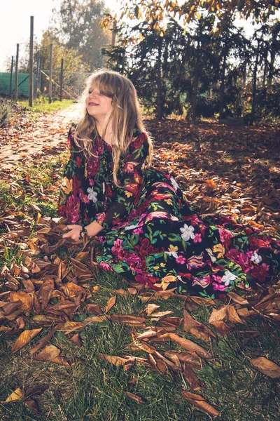 Szép Lány Hosszú Szőke Haj Miután Boldog Délután Gyönyörű Őszi — Stock Fotó