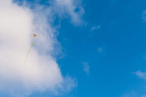 Белое Голубое Небо Свободным Пространством Копирования Воздушных Змеев — стоковое фото