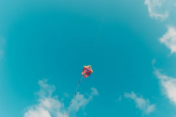 Cielo Blu Bianco Con Spazio Copia Aquilone Volante Libero — Foto Stock