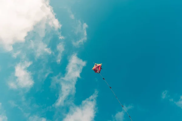 Cielo Azul Blanco Con Espacio Libre Volando Cometa Copia — Foto de Stock