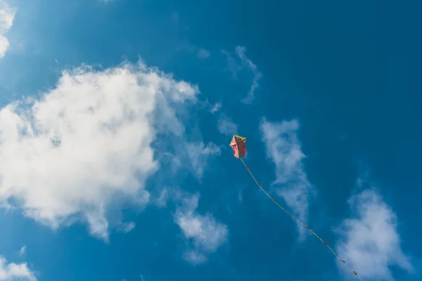 Cielo Azul Blanco Con Espacio Libre Volando Cometa Copia — Foto de Stock