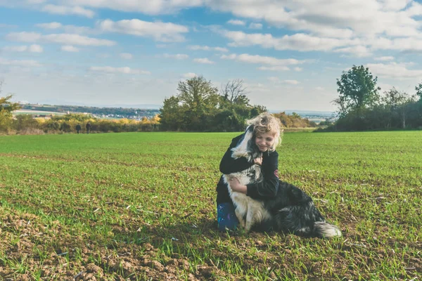 Kırsal Alanda Kız Köpeğin Dostluğu — Stok fotoğraf