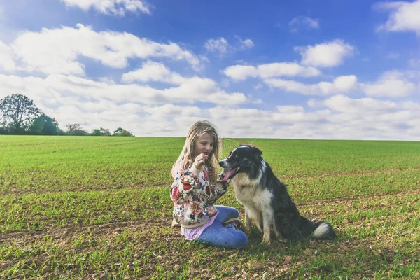 Kırsal Alanda Kız Köpeğin Dostluğu — Stok fotoğraf