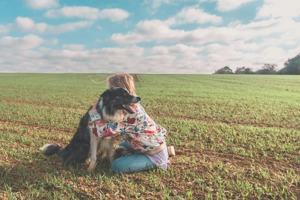 Kırsal Alanda Kız Köpeğin Dostluğu — Stok fotoğraf