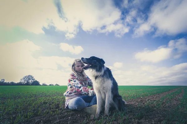 Amistad Niña Perro Hermoso Paisaje Rural Tiempo Mágico —  Fotos de Stock