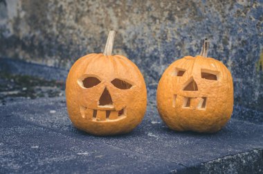 İki portakal oymalı Cadılar Bayramı balkabağı