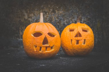 İki portakal oymalı Cadılar Bayramı balkabağı