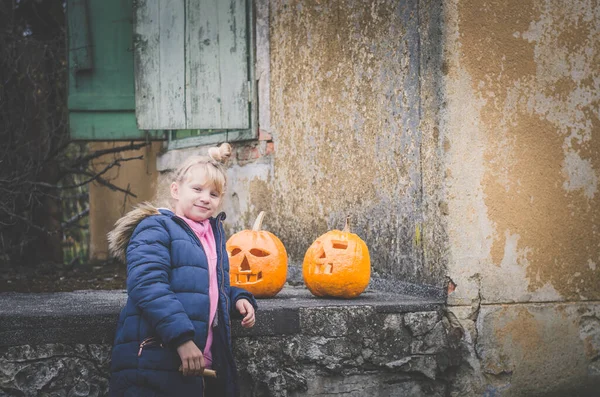 素敵な女の子2オレンジの彫刻ハロウィンカボチャ家の前で — ストック写真