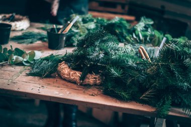 Yeşil çam dalı, okaliptüs yaprakları, makas, dyi zanaatı için temel bileşenler.