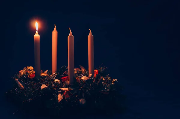 Kerzen Adventskranz Auf Schwarzem Hintergrund Kopierraum — Stockfoto