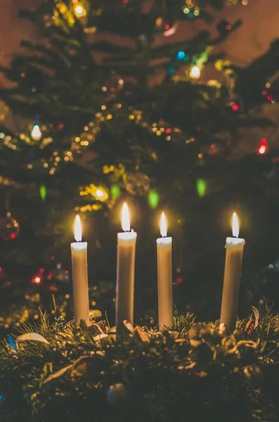 Kerzen Adventskranz Mit Leuchtenden Weihnachtsbaum Hintergrund — Stockfoto