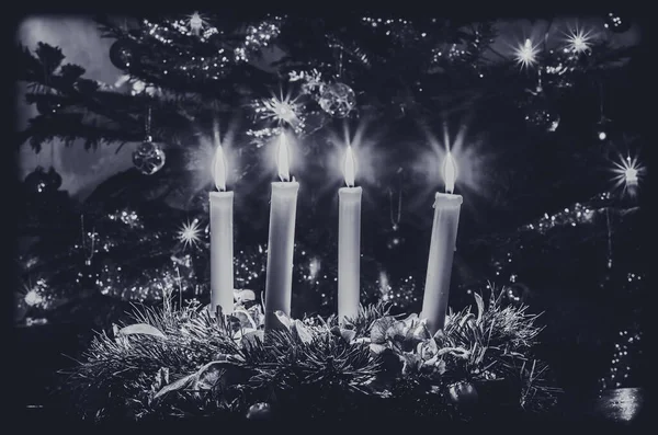 Grinalda Advento Vela Com Fundo Árvore Natal Brilhante Monocromático — Fotografia de Stock