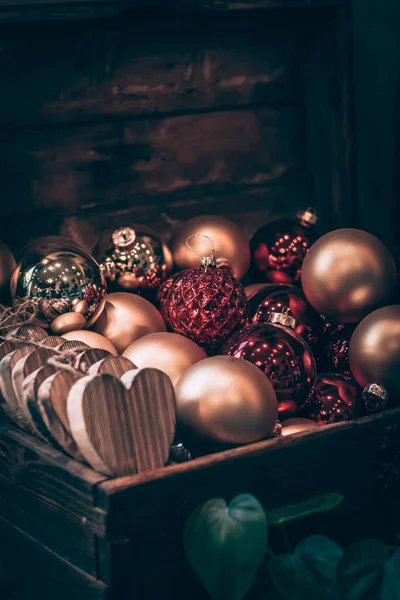 Χρυσά Και Κόκκινα Μπιχλιμπίδια Για Χριστουγεννιάτικο Δέντρο Τοποθετημένα Ξύλινη Βαλίτσα — Φωτογραφία Αρχείου