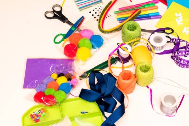 Renkli kağıtlar, makas, yapıştırıcı, kamış, kurdele, kurdele, dantel masa üzerinde Noel tebrik kartları oluşturmaya hazırlanıyor.