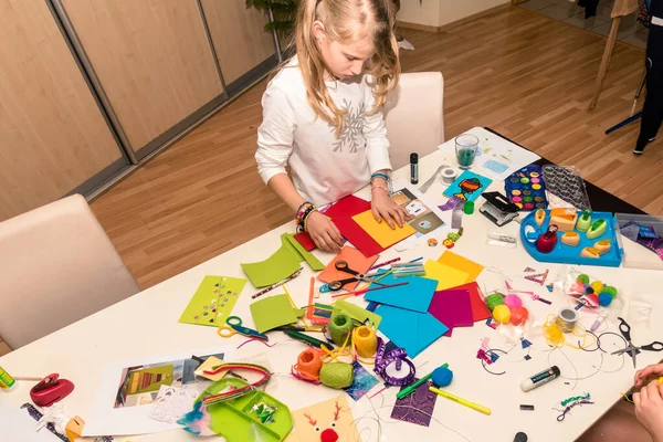 Adorable Chica Rubia Haciendo Tarjeta Navidad Para Amigos Familiares — Foto de Stock