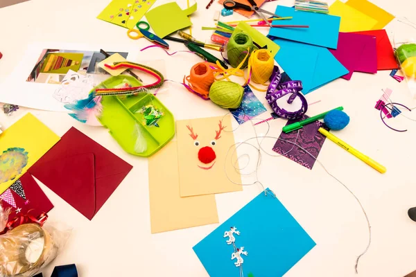 Bunte Papiere Scheren Kleber Strohhalme Bleistifte Bänder Spitze Auf Dem — Stockfoto