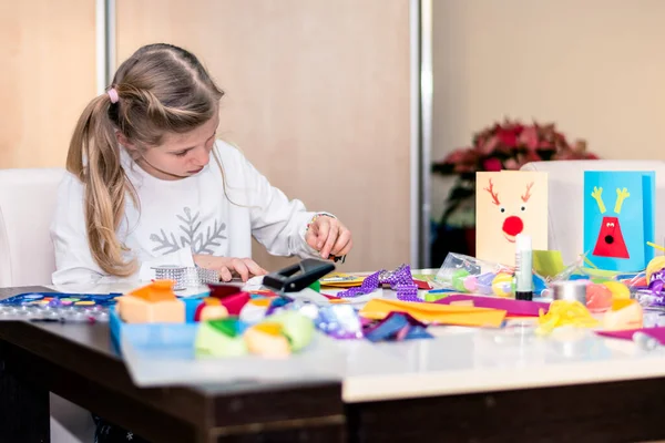 Adorable Blondynka Robi Kartkę Świąteczną Dla Przyjaciół Krewnych — Zdjęcie stockowe