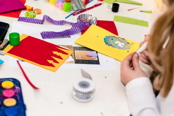 Bunte Papiere Scheren Kleber Strohhalme Bleistifte Bänder Spitze Auf Dem — Stockfoto