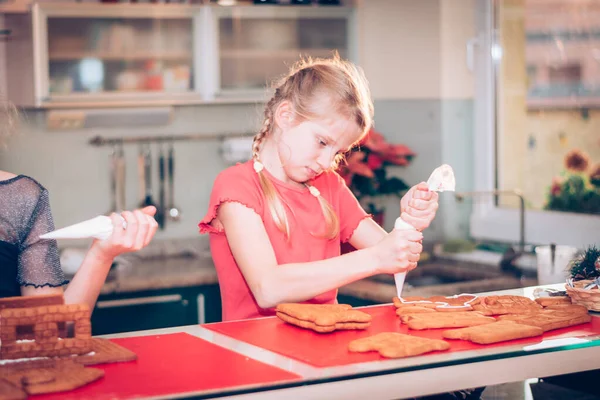 Adorável Menina Loira Cozinhar Pão Gengibre Natal Cozinha — Fotografia de Stock