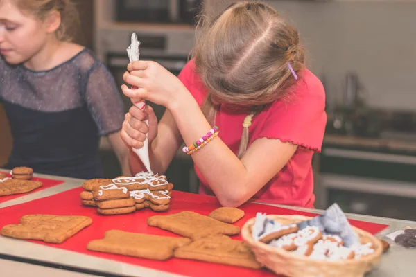 Adorável Menina Loira Cozinhar Pão Gengibre Natal Cozinha — Fotografia de Stock