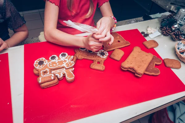 Sevimli sarışın kız mutfakta zencefilli ekmek pişiriyor.