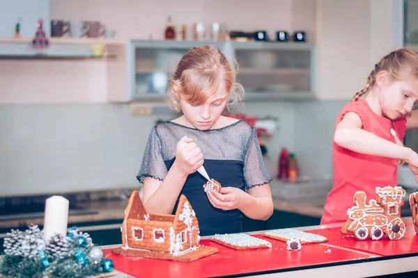 Adorável Criança Ajudando Cozinha Preparando Biscoitos Gengibre Natal — Fotografia de Stock