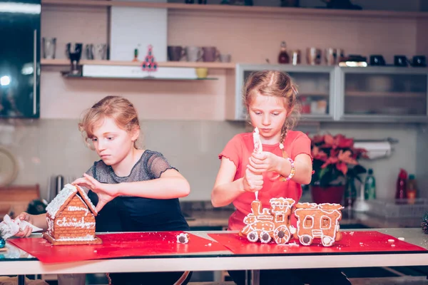 Adorável Criança Ajudando Cozinha Preparando Biscoitos Gengibre Natal — Fotografia de Stock