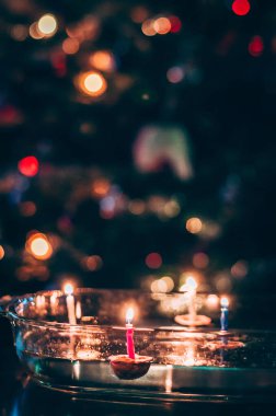 Fındık kabuklarının su yüzeyinde yüzmesi geleneği, Doğu Avrupa geleneği.