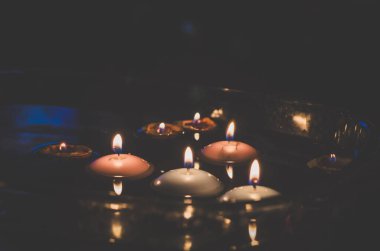 Fındık kabuklarının su yüzeyinde yüzmesi geleneği. Doğu Avrupa geleneği.