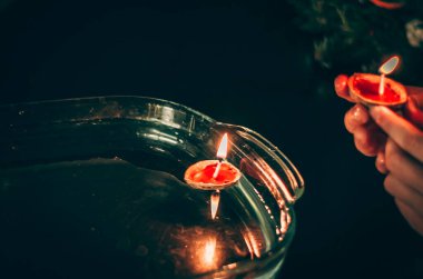 Fındık kabuklarının su yüzeyinde yüzmesi geleneği. Doğu Avrupa geleneği.