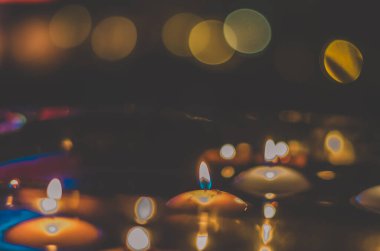 Fındık kabuklarının su yüzeyinde yüzmesi geleneği. Doğu Avrupa geleneği.