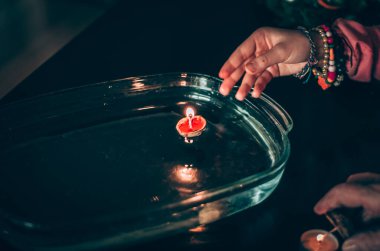 Fındık kabuklarının su yüzeyinde yüzmesi geleneği. Doğu Avrupa geleneği.