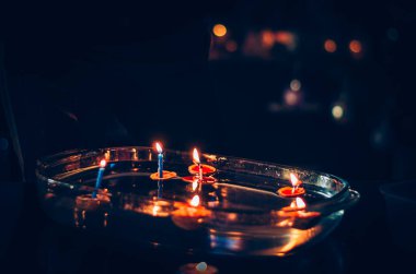 Fındık kabuklarının su yüzeyinde yüzmesi geleneği. Doğu Avrupa geleneği.