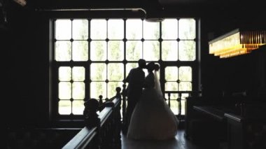 Damat geline gider. Yeni evliler çıkıyor. Gelin ve damat öpücüğü. Damat geline bir çizme veriyor..