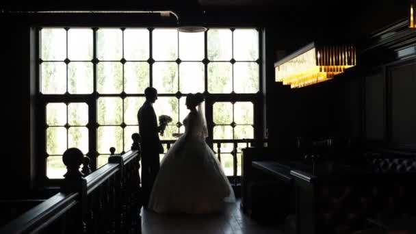 Молодожёны Встречаются Поцелуй Жениха Невесты Жених Протягивает Невесте Сапог — стоковое видео
